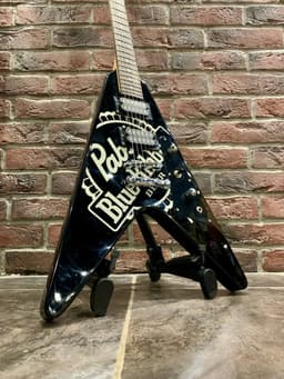 Электрогитара Flying V Blue Rabbit Edition - изображение 1